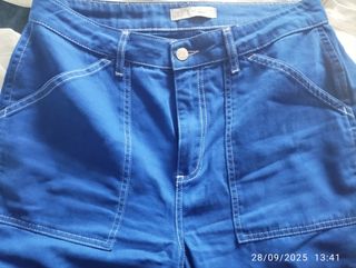 Pantalón cargo azul con pespuntes blancos