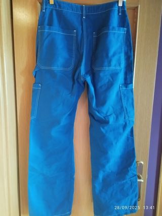 Pantalón cargo azul con pespuntes blancos