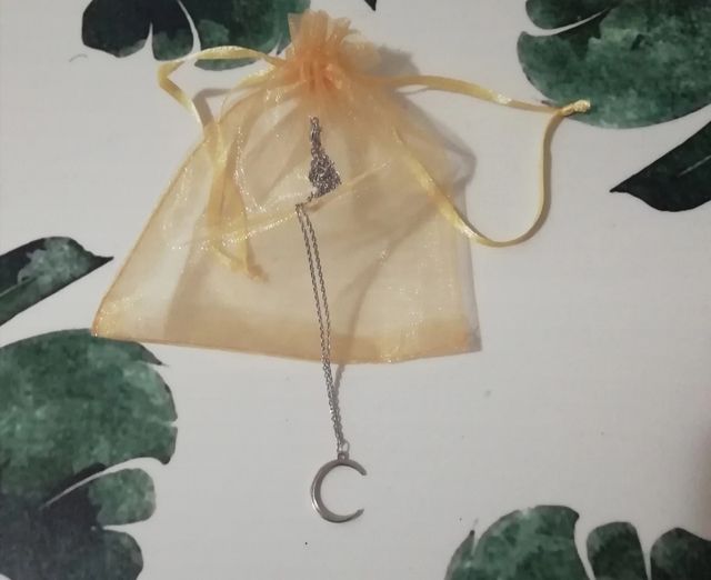 Collana con ciondolo a forma di luna
