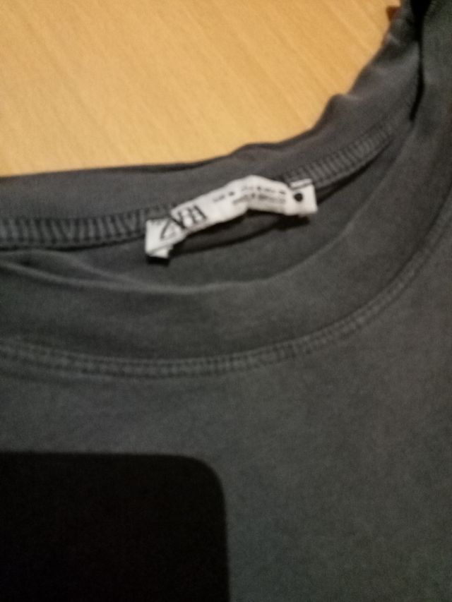 Camiseta Zara gris talla M con hombreras
