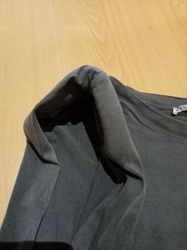 Camiseta Zara gris talla M con hombreras