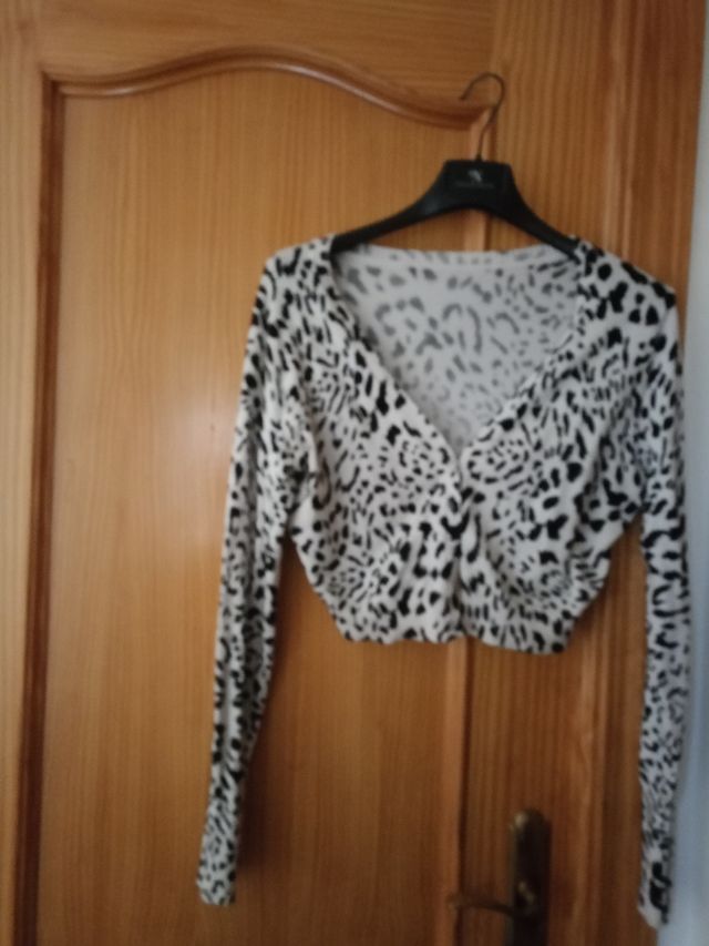 Rebeca corta estampada