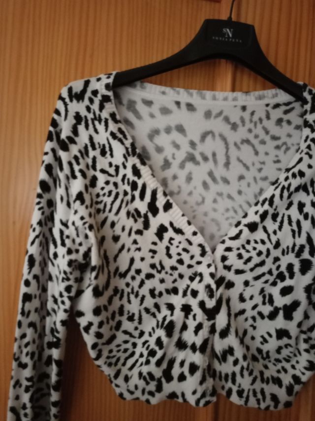 Rebeca corta estampada