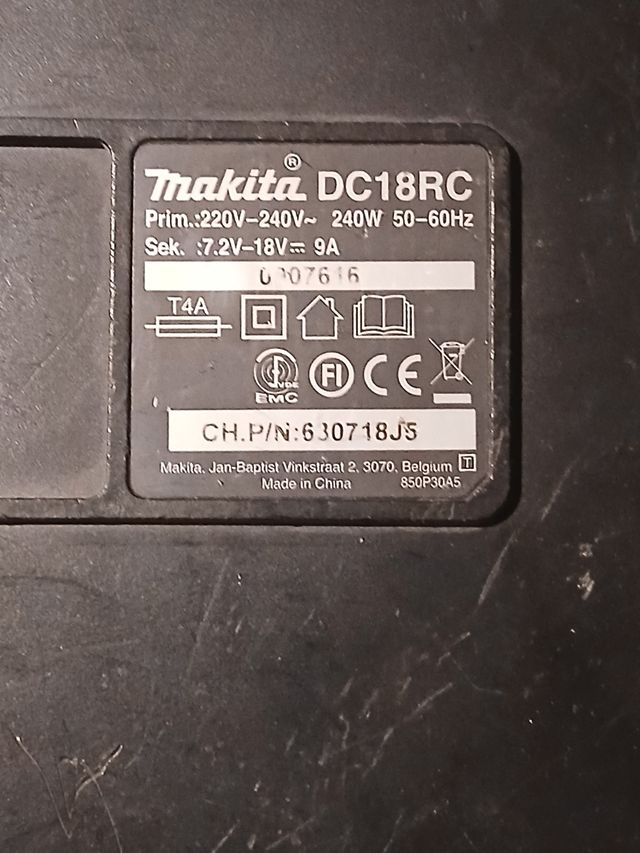 Taladro Makita con maletín y cargador