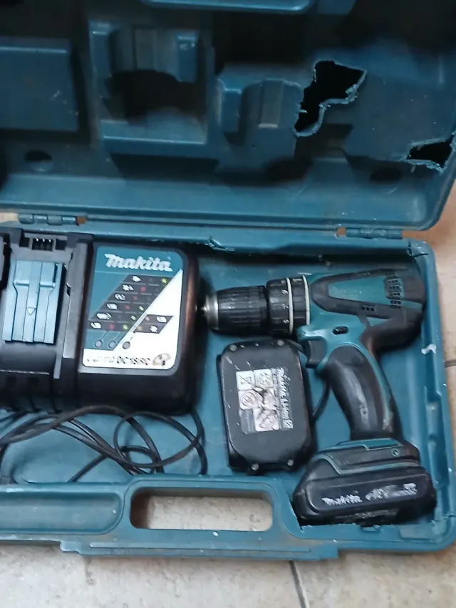 Taladro Makita con maletín y cargador