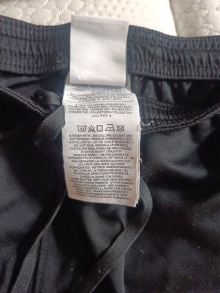 Pantalón corto Nike negro y rojo