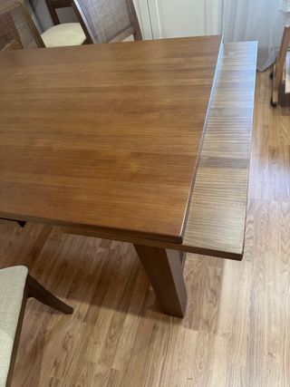 Mesa de comedor de madera con 6 sillas como nuevo