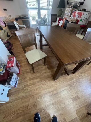 Mesa de comedor de madera con 6 sillas como nuevo