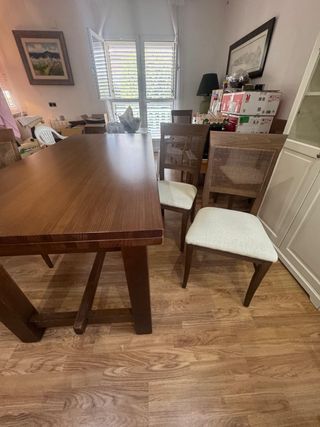 Mesa de comedor de madera con 6 sillas como nuevo