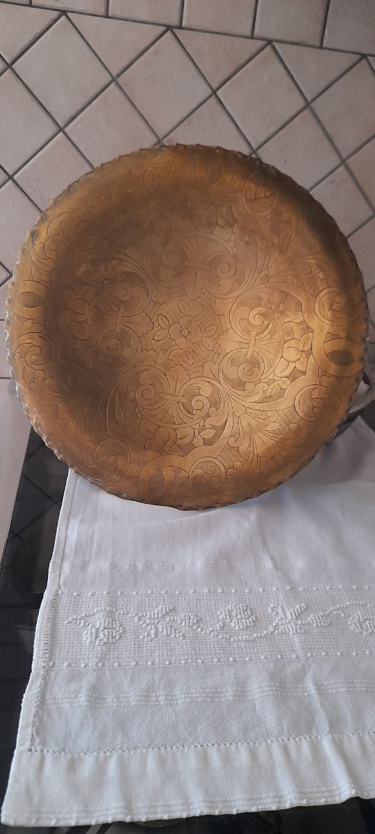 Vassoio in ottone decorato