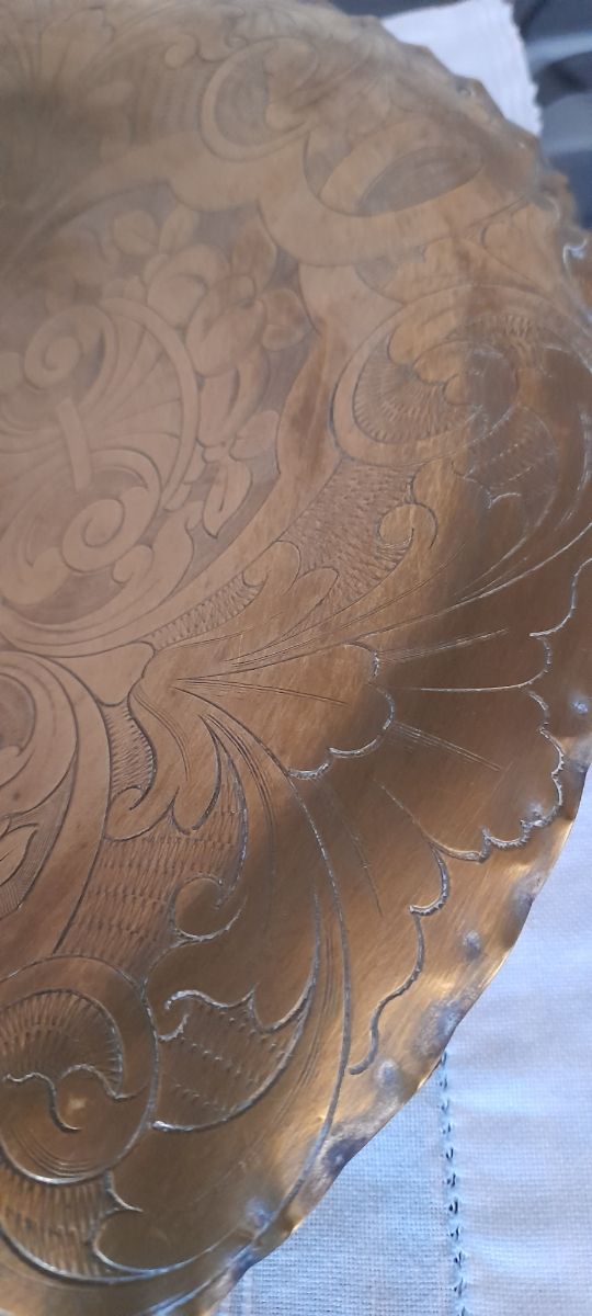 Vassoio in ottone decorato