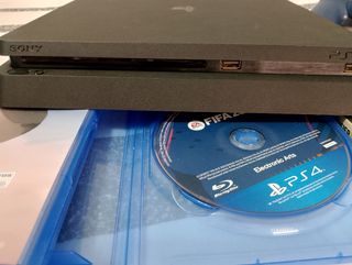 Consola PS4 Negra + 3Juegos FIFA+1 mando