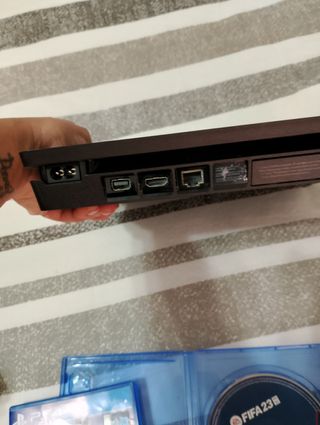 Consola PS4 Negra + 3Juegos FIFA+1 mando