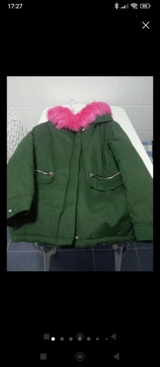 Parka verde Mango con capucha piel sintética rosa