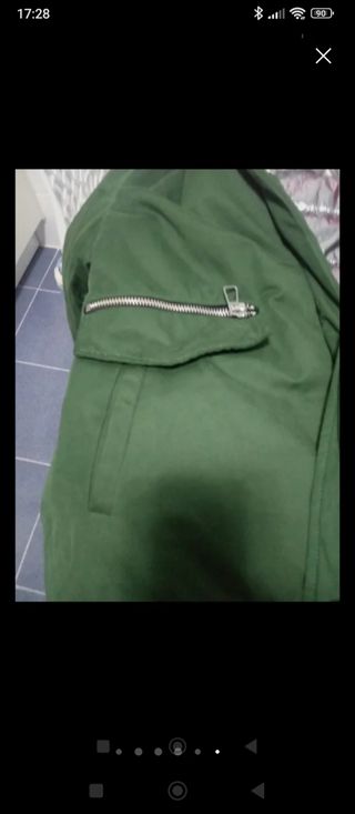 Parka verde Mango con capucha piel sintética rosa