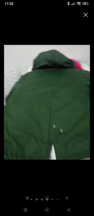 Parka verde Mango con capucha piel sintética rosa