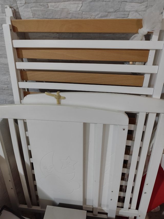 Cuna blanca con detalles de luna y estrella