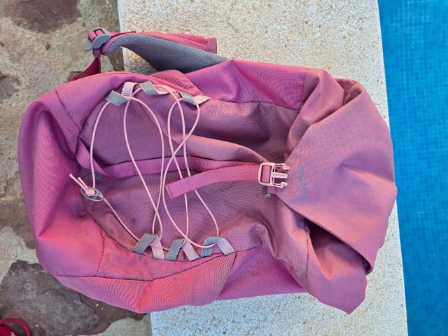 Mochila Quechua Montaña Rosa y Gris