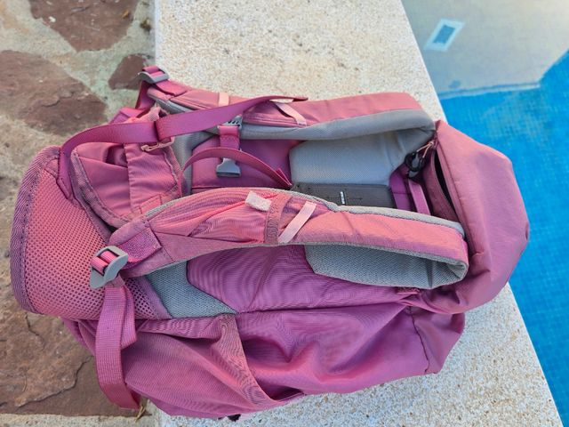 Mochila Quechua Montaña Rosa y Gris