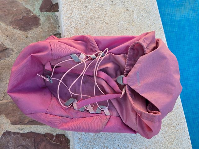 Mochila Quechua Montaña Rosa y Gris