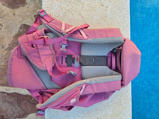 Mochila Quechua Montaña Rosa y Gris