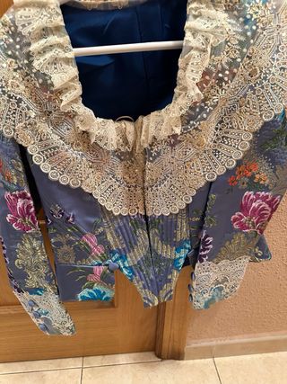 Traje de fallera fondo azul.
