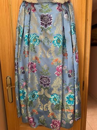Traje de fallera fondo azul.