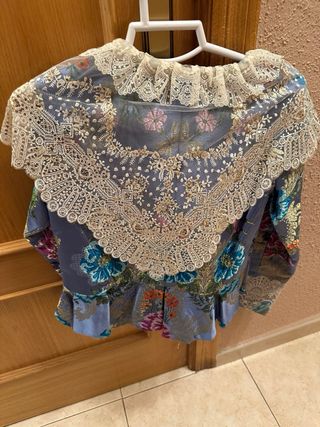 Traje de fallera fondo azul.