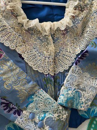 Traje de fallera fondo azul.