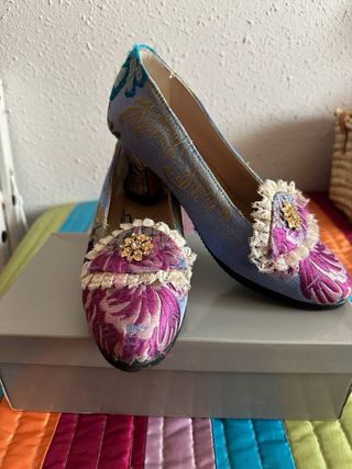 Traje de fallera fondo azul.