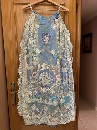 Traje de fallera fondo azul.