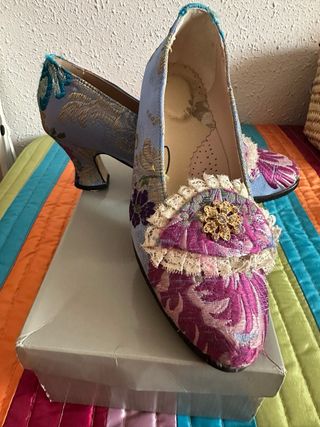 Traje de fallera fondo azul.