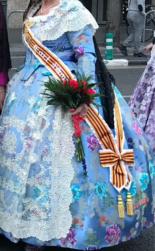 Traje de fallera fondo azul.
