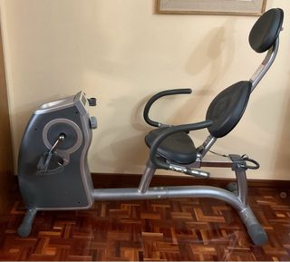Bicicleta estática con respaldo