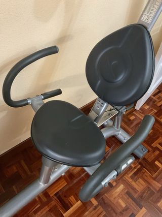 Bicicleta estática con respaldo