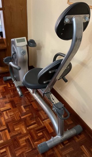 Bicicleta estática con respaldo