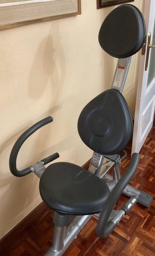 Bicicleta estática con respaldo
