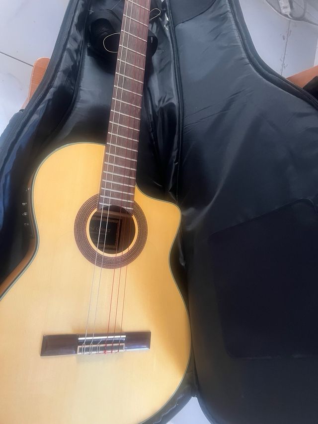 Guitarra Clásica Electrificada Casi Nueva
