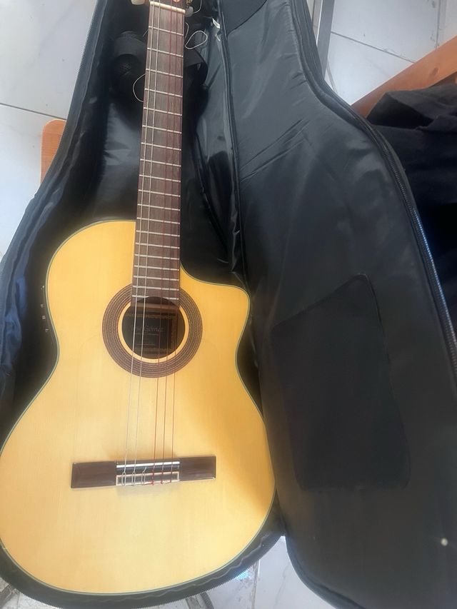 Guitarra Clásica Electrificada Casi Nueva