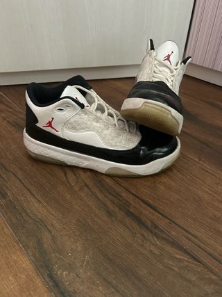 Zapatillas Jordan Negras y Blancas