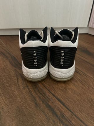 Zapatillas Jordan Negras y Blancas