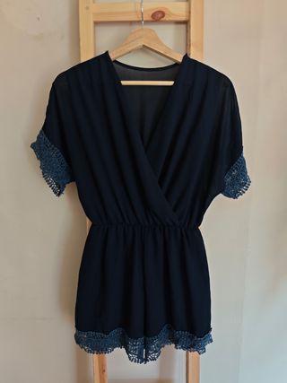 Mono azul marino con encaje
