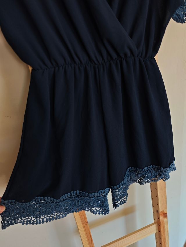 Mono azul marino con encaje