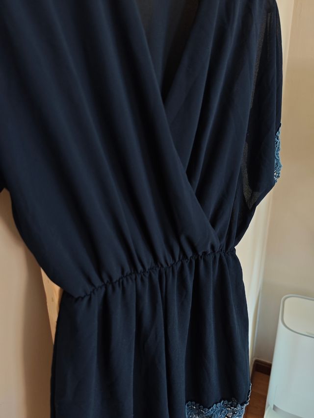 Mono azul marino con encaje