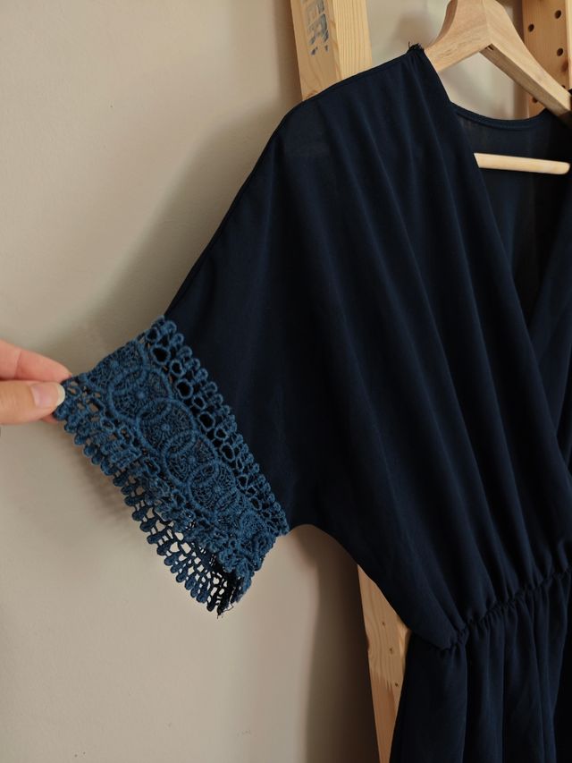 Mono azul marino con encaje