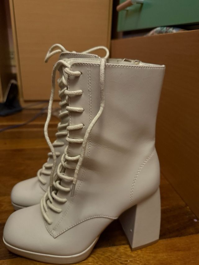 Botas altas de cordones crema