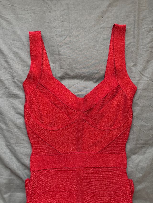 Vestido rojo ceñido con detalles dorados