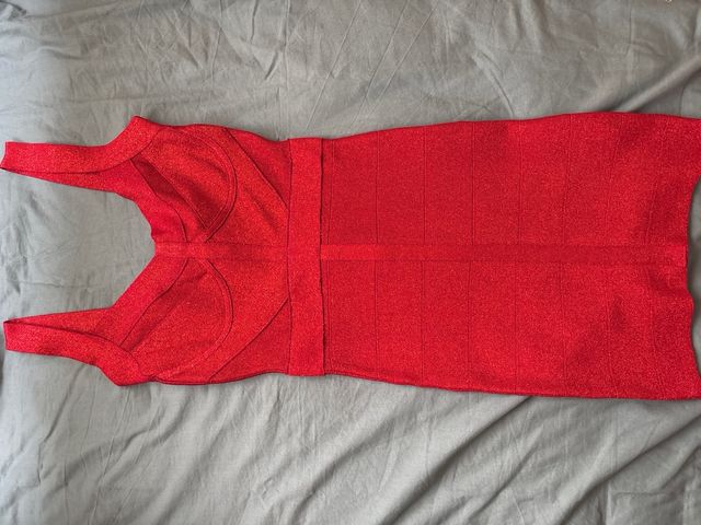 Vestido rojo ceñido con detalles dorados