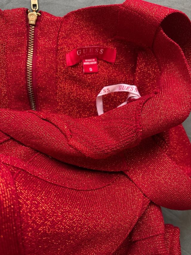 Vestido rojo ceñido con detalles dorados