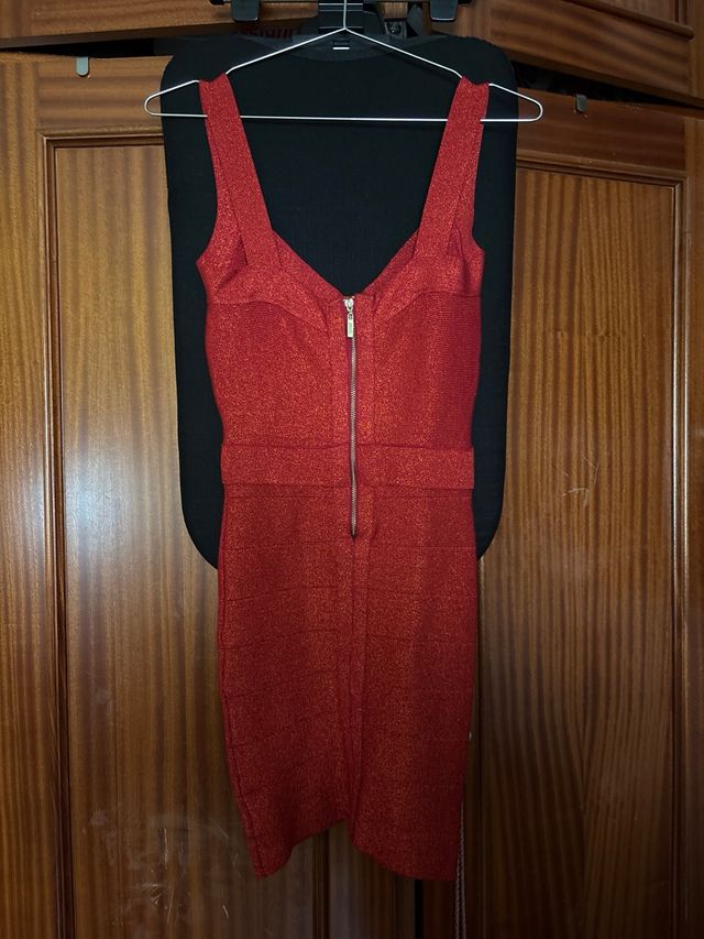 Vestido rojo ceñido con detalles dorados